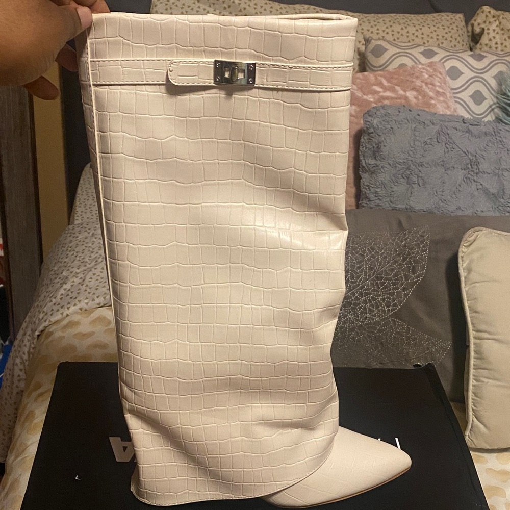 Elegant White Croc-Embossed Women's Shark Boots